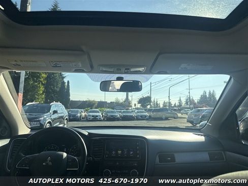 Used 2017 Mitsubishi Outlander SE image 18