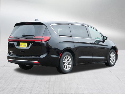 Certified 2024 Chrysler Pacifica Touring-L image 7