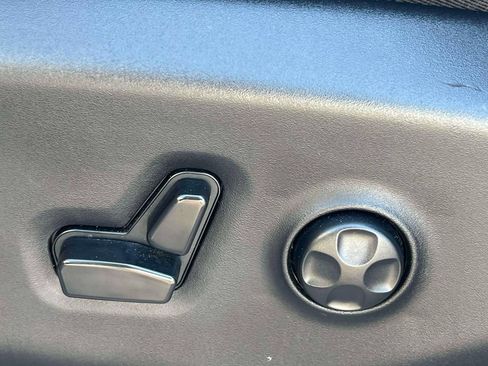 Used 2023 Chrysler Pacifica Touring-L FWD image 20