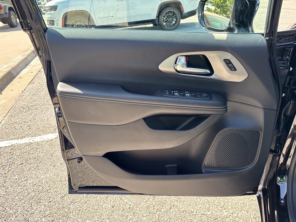 New 2027 Chrysler Pacifica Select FWD image 30
