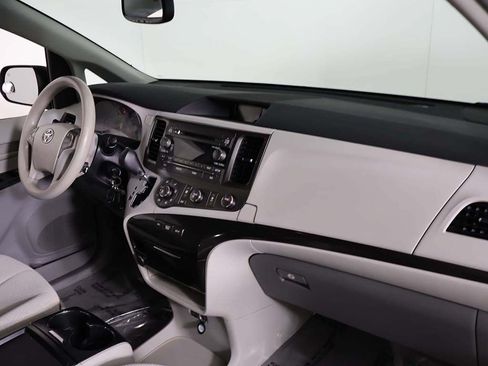 Used 2011 Toyota Sienna LE w/ Towing Pkg FWD image 22