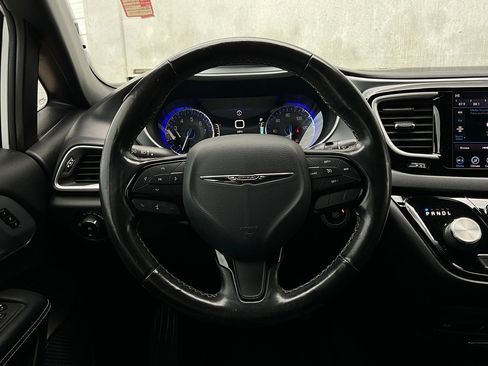 Used 2020 Chrysler Pacifica Touring-L Plus w/ S Appearance Package image 37