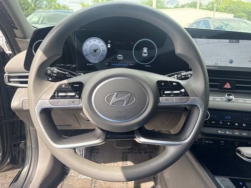 Used 2024 Hyundai Elantra SEL FWD image 28