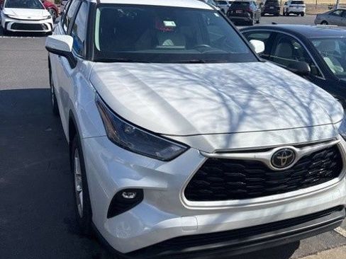 Used 2024 Toyota Highlander LE FWD image 1