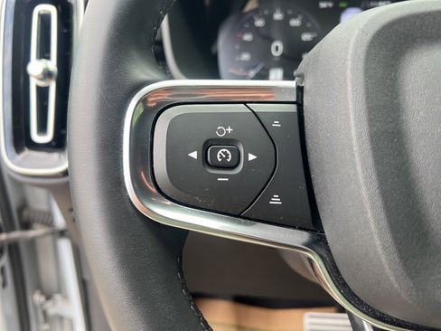 Certified 2022 Volvo XC40 T5 R-Design image 17