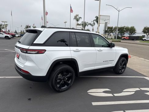 New 2025 Jeep Grand Cherokee Altitude image 4