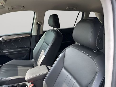 Used 2024 Volkswagen Tiguan SE image 27