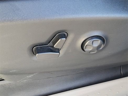 Certified 2024 Chrysler Pacifica Touring-L image 18