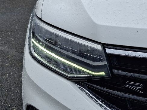 Used 2023 Volkswagen Tiguan SE R-Line AWD/4WD image 9