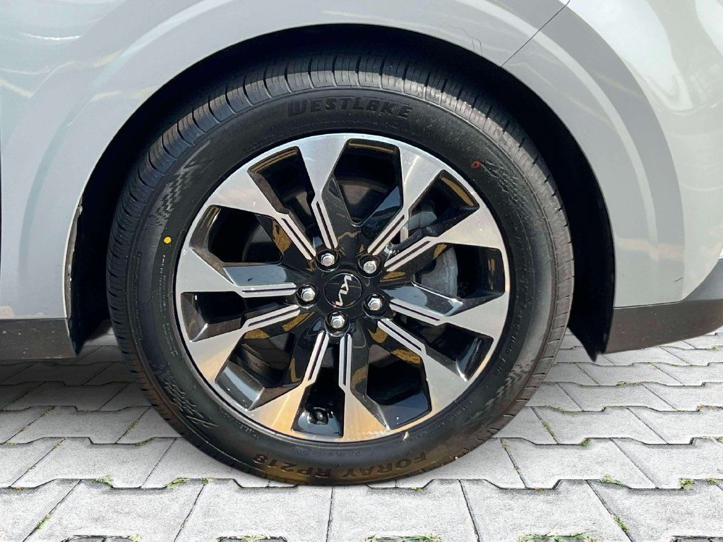 Certified 2023 Kia Carnival EX FWD image 8