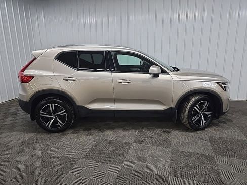 Used 2023 Volvo XC40 B5 Core image 2