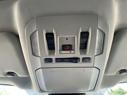Used 2024 Toyota Highlander XLE AWD/4WD image 24