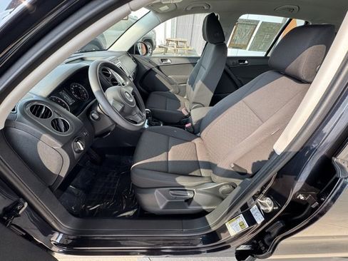 Used 2017 Volkswagen Tiguan S image 15