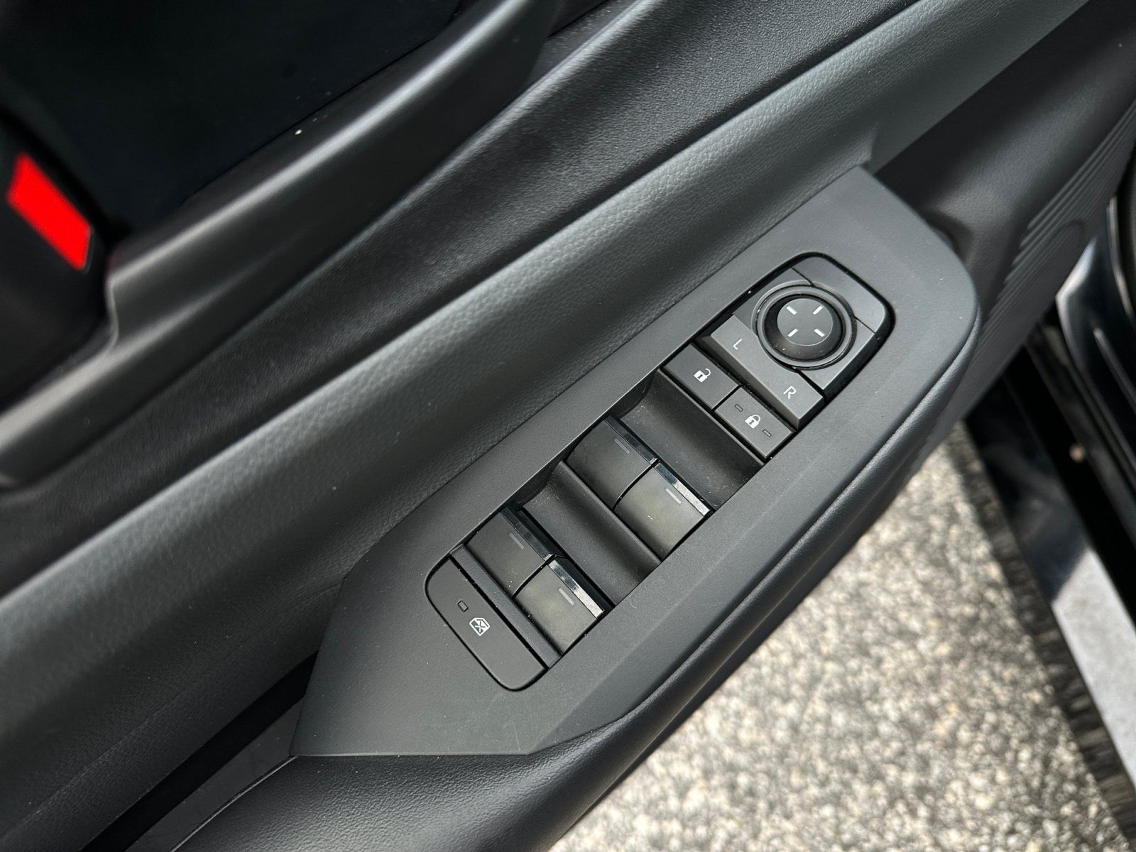 Used 2025 Toyota Prius LE FWD image 25