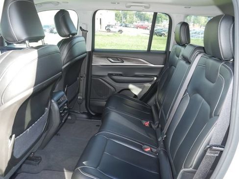 Used 2023 Jeep Grand Cherokee Limited w/ Black Appearance Package AWD/4WD image 25