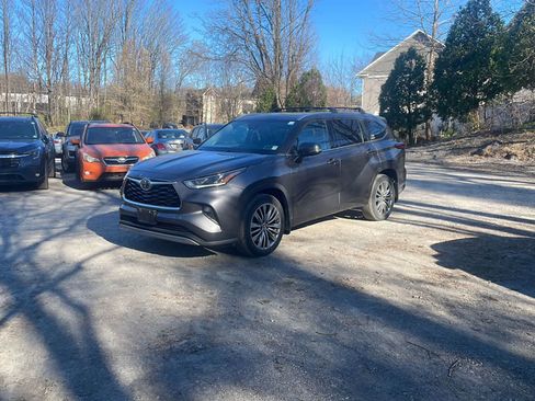 Used 2023 Toyota Highlander Platinum image 1