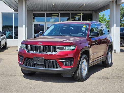 Used 2023 Jeep Grand Cherokee Laredo w/ Luxury Tech Group I AWD/4WD image 4