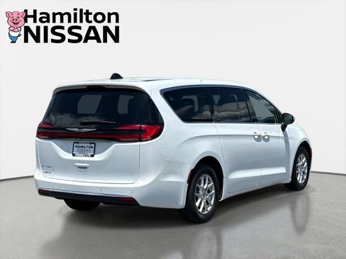 Used 2023 Chrysler Pacifica Touring-L FWD image 2