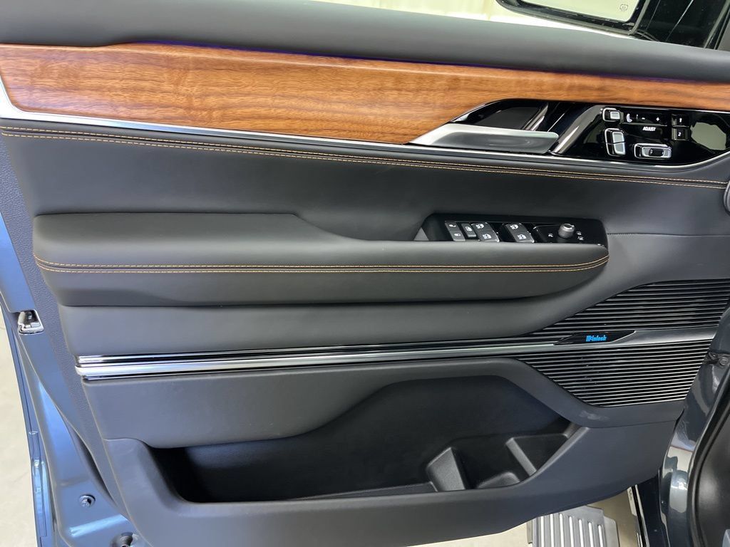New 2024 Jeep Grand Wagoneer L Series III AWD/4WD image 19