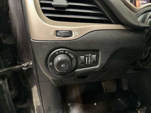 Used 2015 Jeep Cherokee Latitude w/ Cold Weather Group image 37