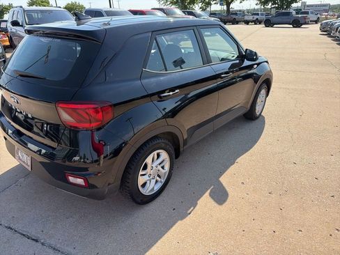 Used 2022 Hyundai Venue SE FWD image 6