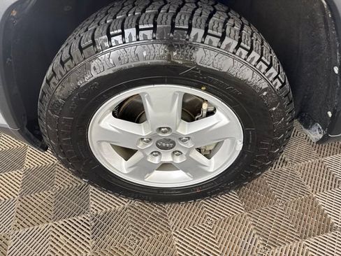 Used 2012 Jeep Grand Cherokee Laredo w/ Laredo E Group AWD/4WD image 31