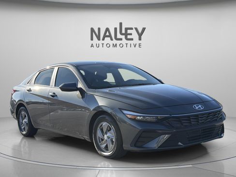 Used 2025 Hyundai Elantra SE image 8