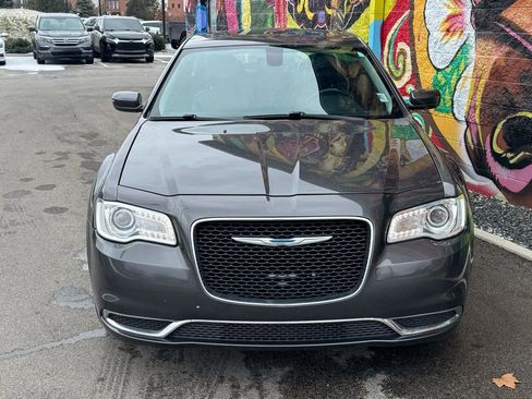 Used 2017 Chrysler 300 Limited image 2