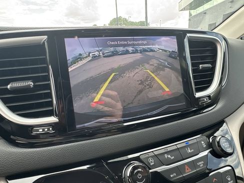 Used 2024 Chrysler Pacifica Touring-L FWD image 23