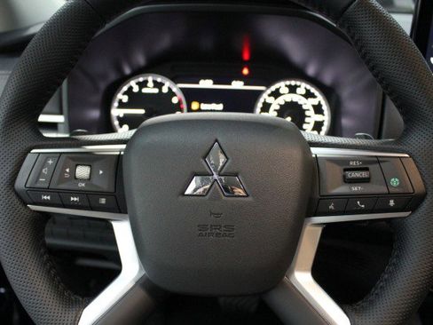 New 2025 Mitsubishi Outlander SE image 8