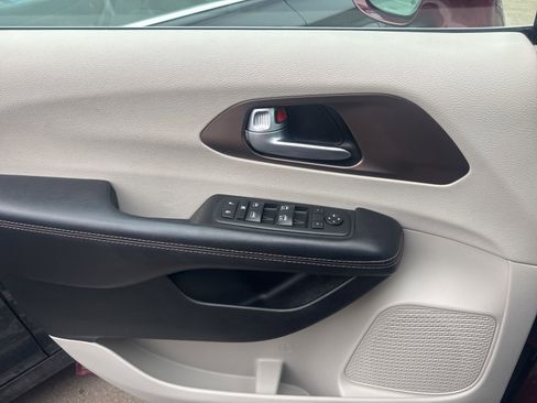 Used 2017 Chrysler Pacifica Touring-L image 19