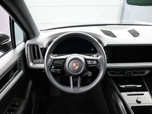 Certified 2025 Porsche Cayenne image 18