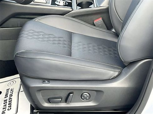 New 2025 Mitsubishi Outlander Base image 35