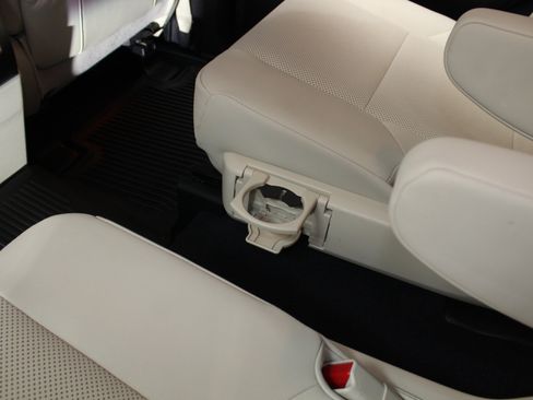 Used 2022 Lexus GX 460 Premium w/ Accessory Package AWD/4WD image 33