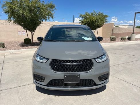 Used 2023 Chrysler Pacifica Limited w/ S Appearance Package FWD image 4