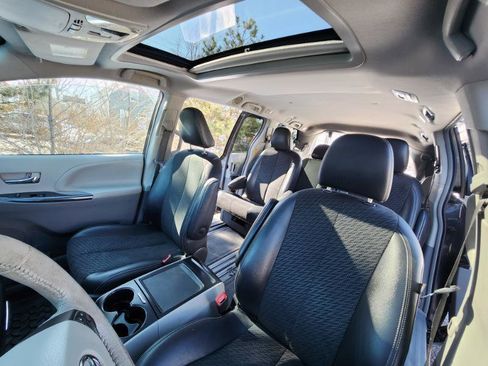 Used 2013 Toyota Sienna SE image 29