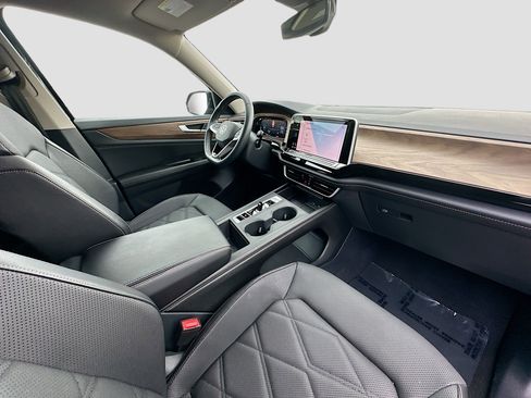 Used 2024 Volkswagen Atlas SE image 31