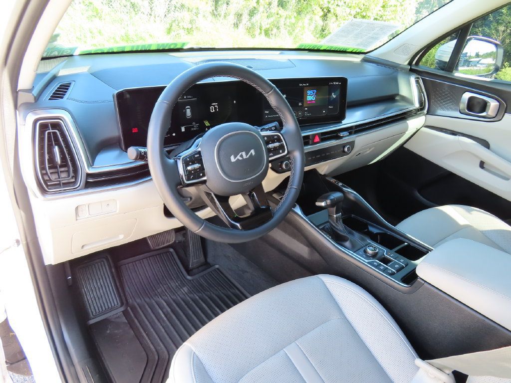 Used 2025 Kia Sorento S AWD/4WD image 4