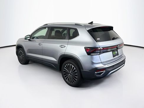 Used 2025 Volkswagen Taos SE FWD image 5