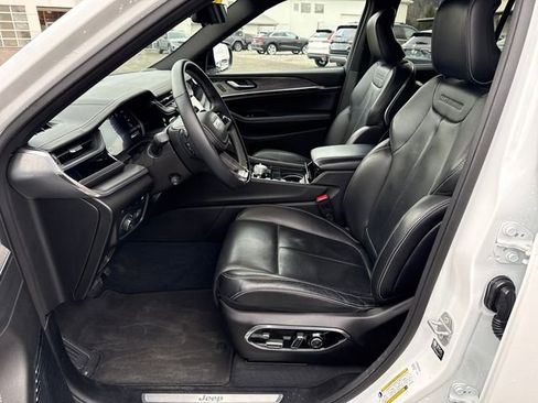 Used 2022 Jeep Grand Cherokee Overland w/ Advanced Protech Group III image 16