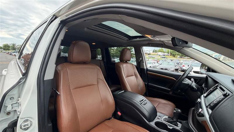Used 2019 Toyota Highlander Limited AWD/4WD image 17