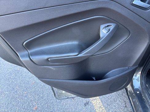 Used 2018 Ford Escape SE w/ SE Sport Appearance Package image 17