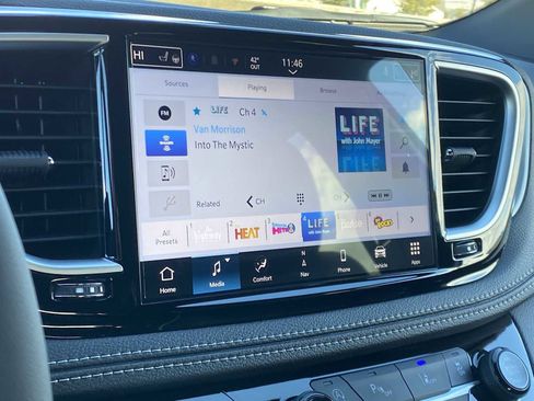 New 2026 Chrysler Pacifica Limited image 27