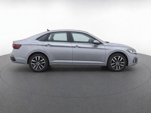 Used 2025 Volkswagen Jetta SE FWD image 8