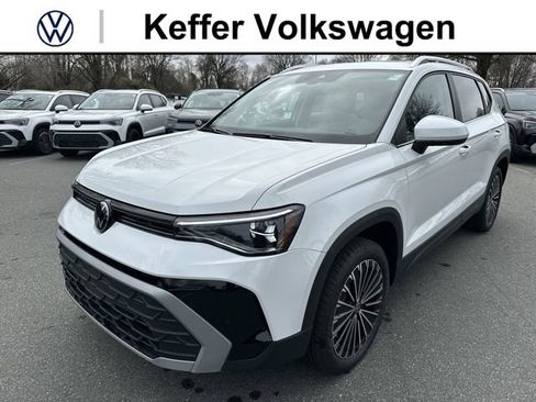 New 2026 Volkswagen Taos SE FWD image 1