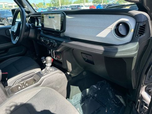 Used 2025 Jeep Wrangler Unlimited Sahara AWD/4WD image 28