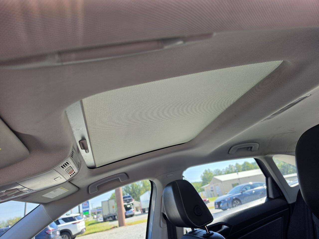 Used 2025 Volkswagen Jetta SE FWD image 9