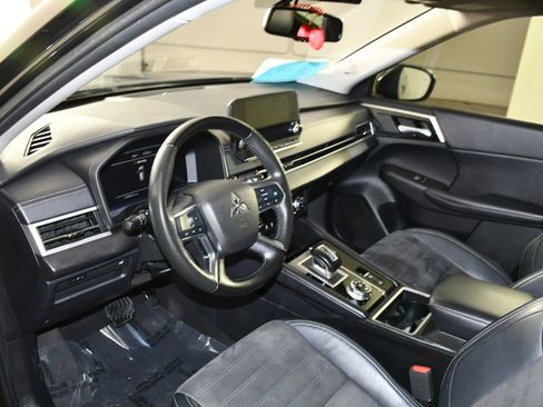 Used 2023 Mitsubishi Outlander SE image 2