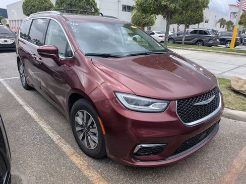 Used 2021 Chrysler Pacifica Touring-L FWD image 1