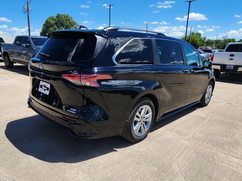 Used 2021 Toyota Sienna XSE w/ XSE Plus Package AWD/4WD image 5